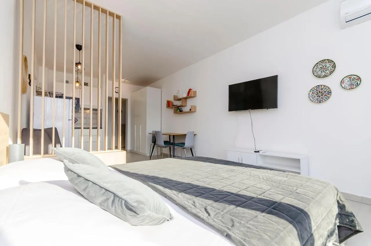 Apartment Oliva Kastela 0*,  Croatia